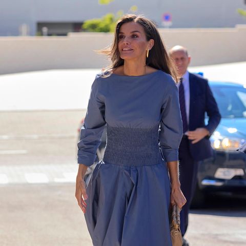 Für einen Termin im sonnigen Madrid setzt Königin Letizia auf einen besonders bequemen Look. Der elastische Bund ihres blauen Adolfo-Domínguez-Kleides ist nicht nur ein modischer Hingucker, sondern stellt auch sicher, dass die Spanierin nichts einschneidet. Wie gewohnt setzt sie weiterhin auf Flats, die funkelnden Pedro-Garcia-Sandalen sind wie das Kleid neu in ihrem Kleiderschrank. Letizias kürzliche Mode-Investionen tragen eine klare Handschrift: Komfort steht an erster Stelle! 