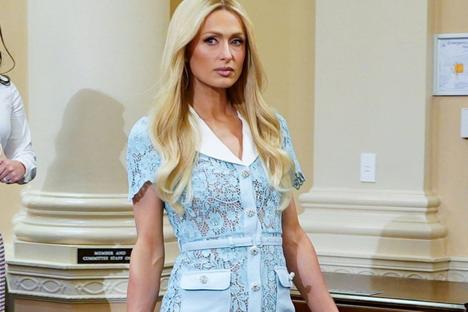 Paris Hilton zeigte sich bei der Anhörung auf dem Kapitol gewohnt schick in einem babyblauen Spitzenkostüm.