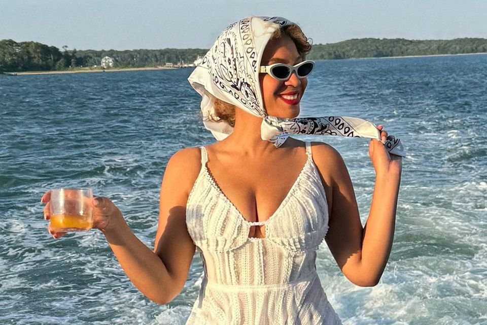 Workaholic Beyoncé gönnt sich eine Auszeit und entspannt im stylischen Retro-Look auf einem Boot. Das Kopftuch schützt vor Wind und erinnert gleichzeitig an das glamouröse Old-Hollywood. Rote Lippen machen den Look perfekt. 