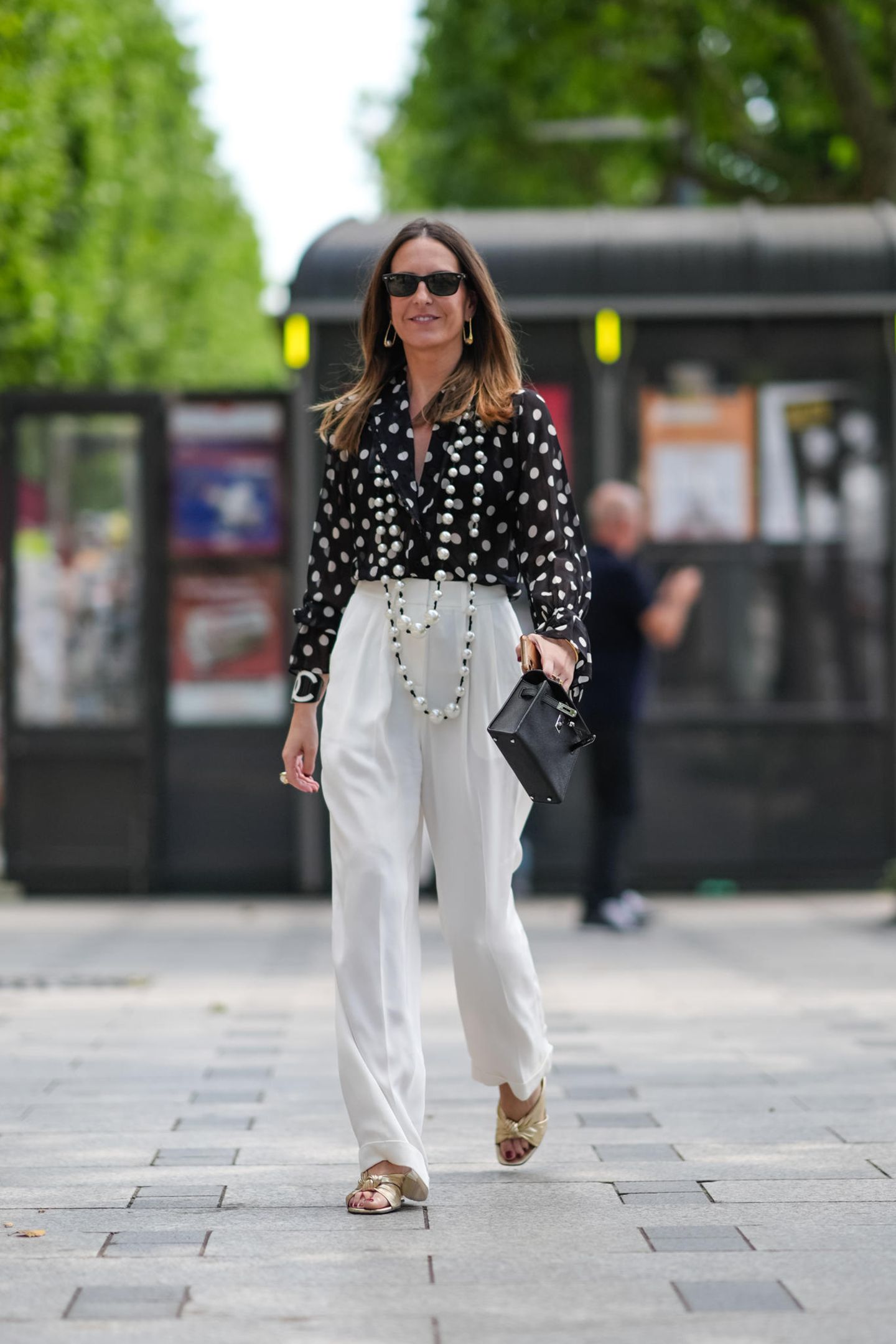 Wie aufregend die zeitlose Kombination aus Schwarz und Weiß sein kann, beweist uns Alba Garavito Torre im Rahmen der Haute-Couture-Schauen in Paris.