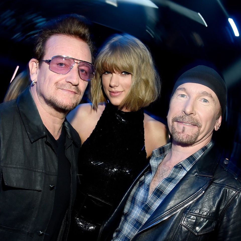 US-Superstar Taylor Swift mit den U2-Mitgliedern Bono (li.) und The Edge im Jahr 2016 bei den iHeartRadio Music Awards.