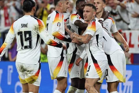 Die Spieler der deutschen Nationalmannschaft jubeln über das 2:0 durch Jamal Musiala.