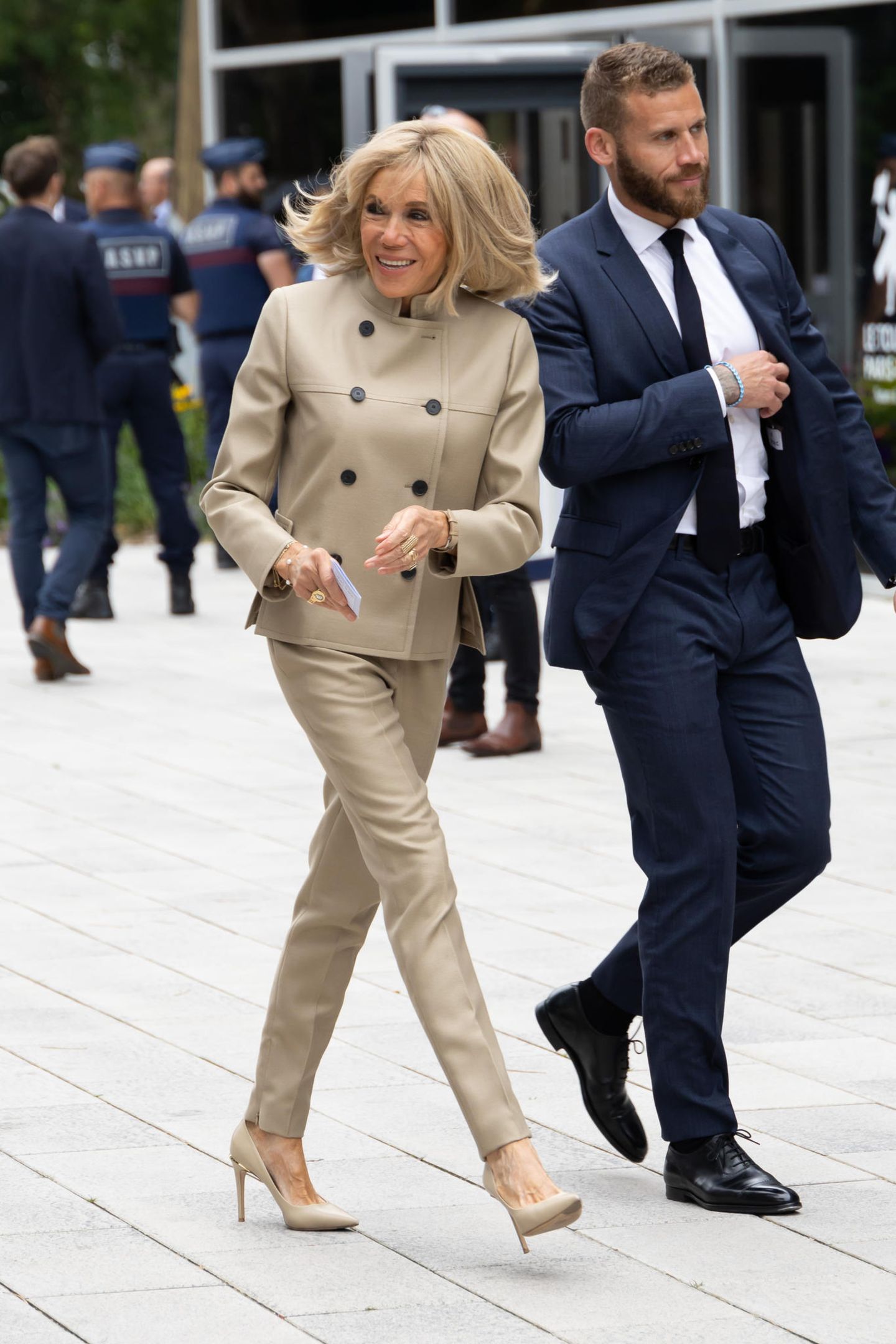 Es ist eine richtungsweisende Parlamentswahl für Frankreich, bei der auch Brigitte Macron ihre Stimme abzugeben weiß. Die Ehefrau von Emmanuel Macron ist sich um die Wichtigkeit des Anlasses bewusst und inszeniert dafür eine exquisite Kombination aus doppelreihiger Kurzjacke und enger Röhrenhose, die auf High Heels trifft. In leicht gräulichem und beigefarbenem Style avanciert sie in Sachen Fashion wortwörtlich zur Crème de la Crème.