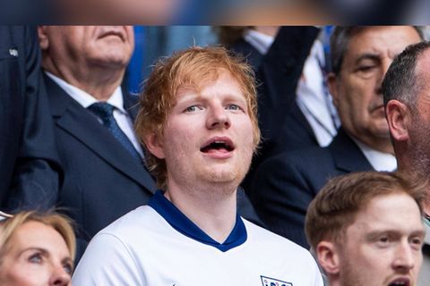 Ed Sheeran unterstützte Englands Fußballnationalmannschaft gegen die Slowakei live im Stadion.