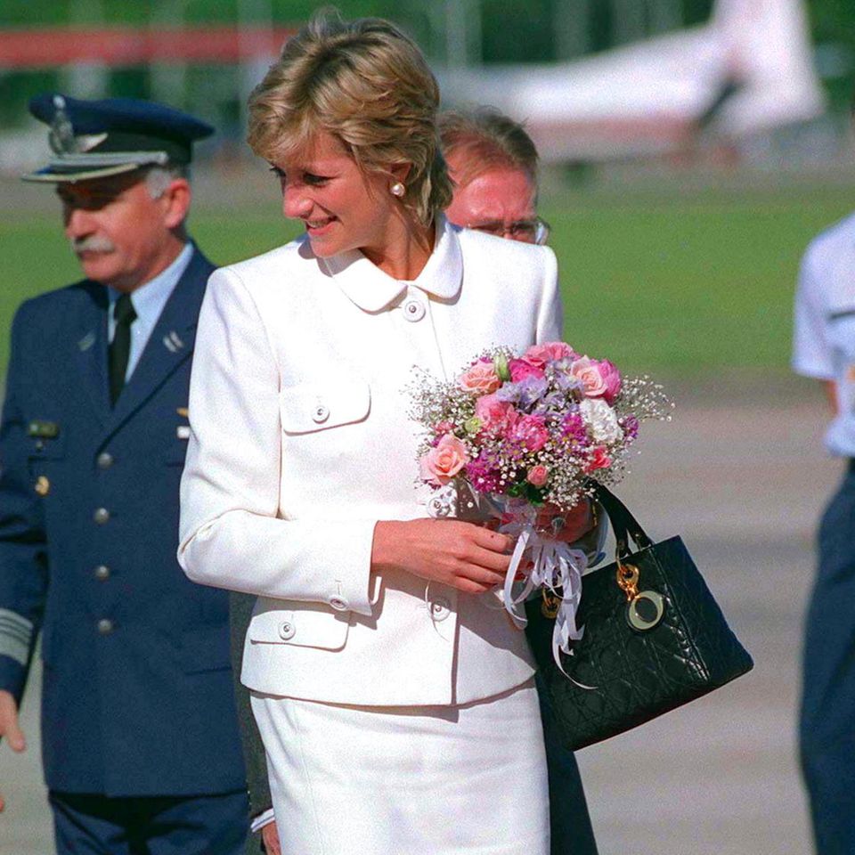 Lady Diana mit der Lady Dior Handtasche am Flughafen von Buenos Aires 1995. 