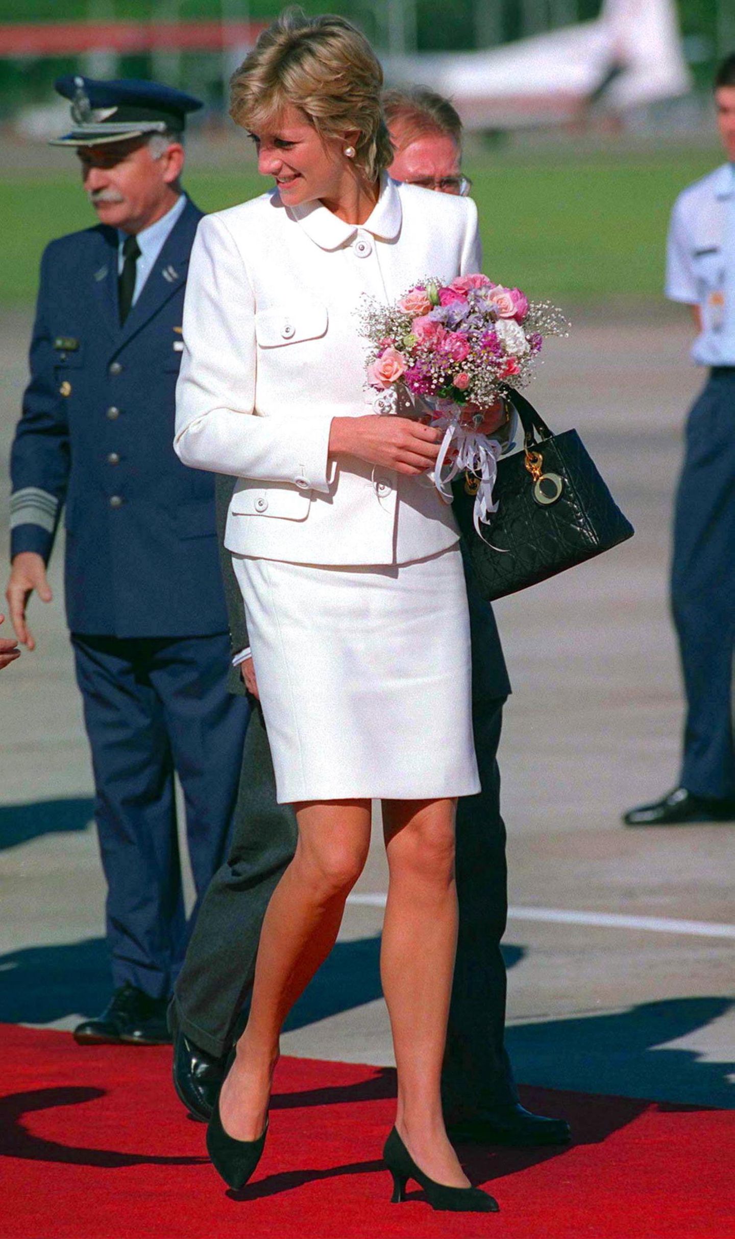 Lady Diana mit der Lady Dior Handtasche am Flughafen von Buenos Aires 1995. 
