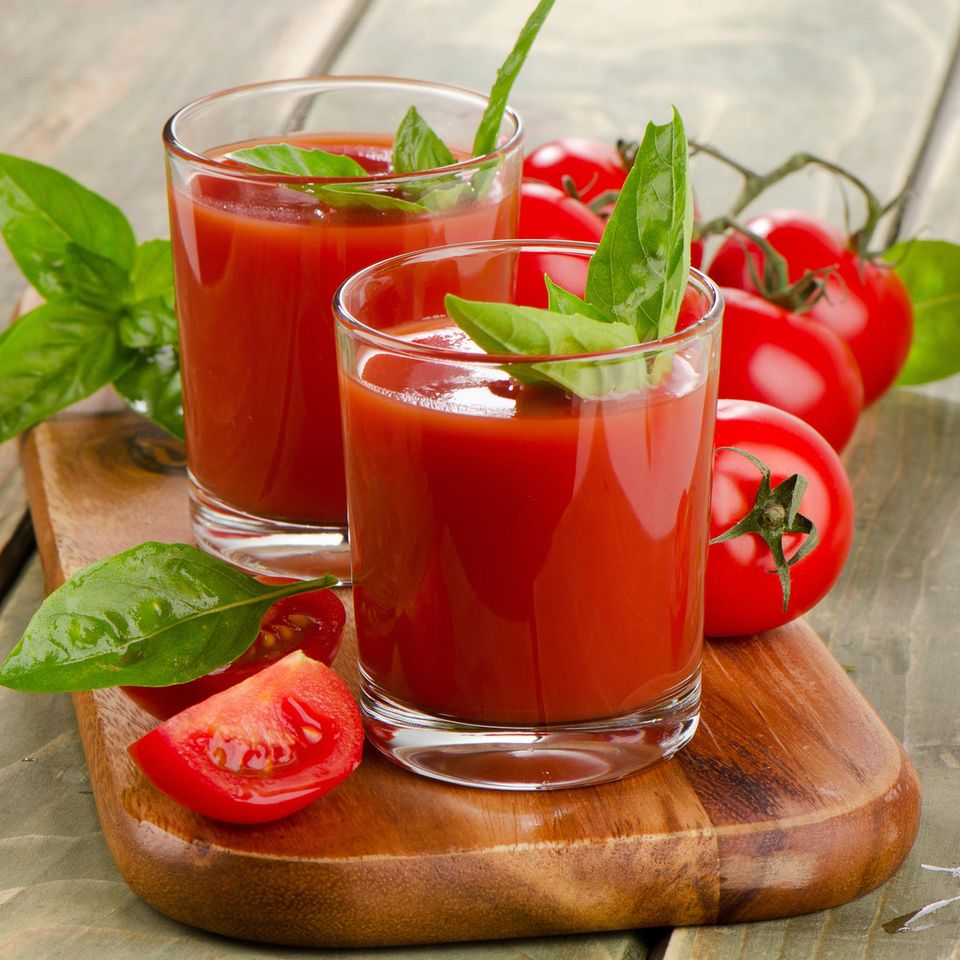 Statt Wasser: Das passiert mit deinem Körper, wenn du an warmen Tagen lieber zu Tomatensaft greifst