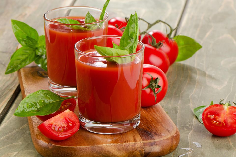 Statt Wasser: Das passiert mit deinem Körper, wenn du an warmen Tagen lieber zu Tomatensaft greifst