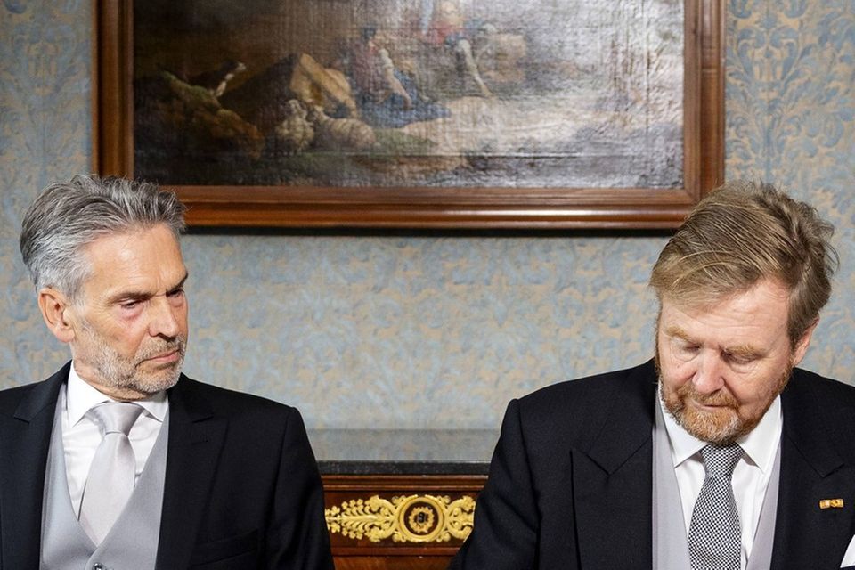 Der neue Ministerpräsident Dick Schoof und König Willem-Alexander haben am 2. Juli beide den Royalen Erlass zur Regierungsbild
