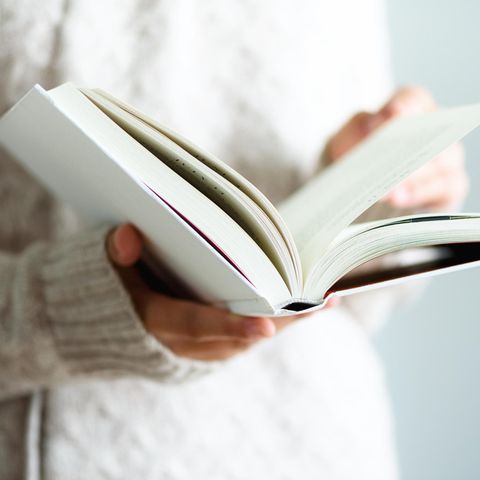 Bücher im Sommer 2024: Frau hält Buch in der Hand
