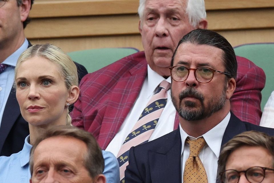 Dave Grohl und seine Frau Jordyn Blum beobachten gespannt das Tennisspiel in Wimbledon.