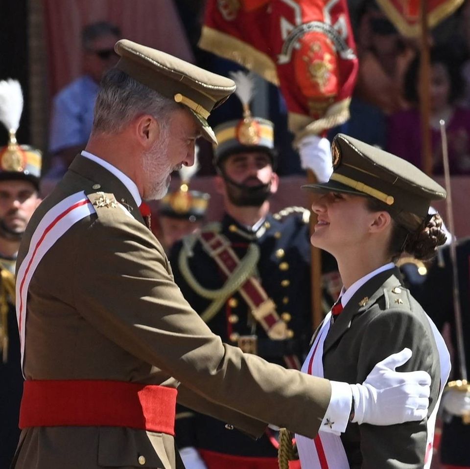 Ein stolzer Vater ehrt seine Tochter: König Felipe von Spanien und Tochter Leonor