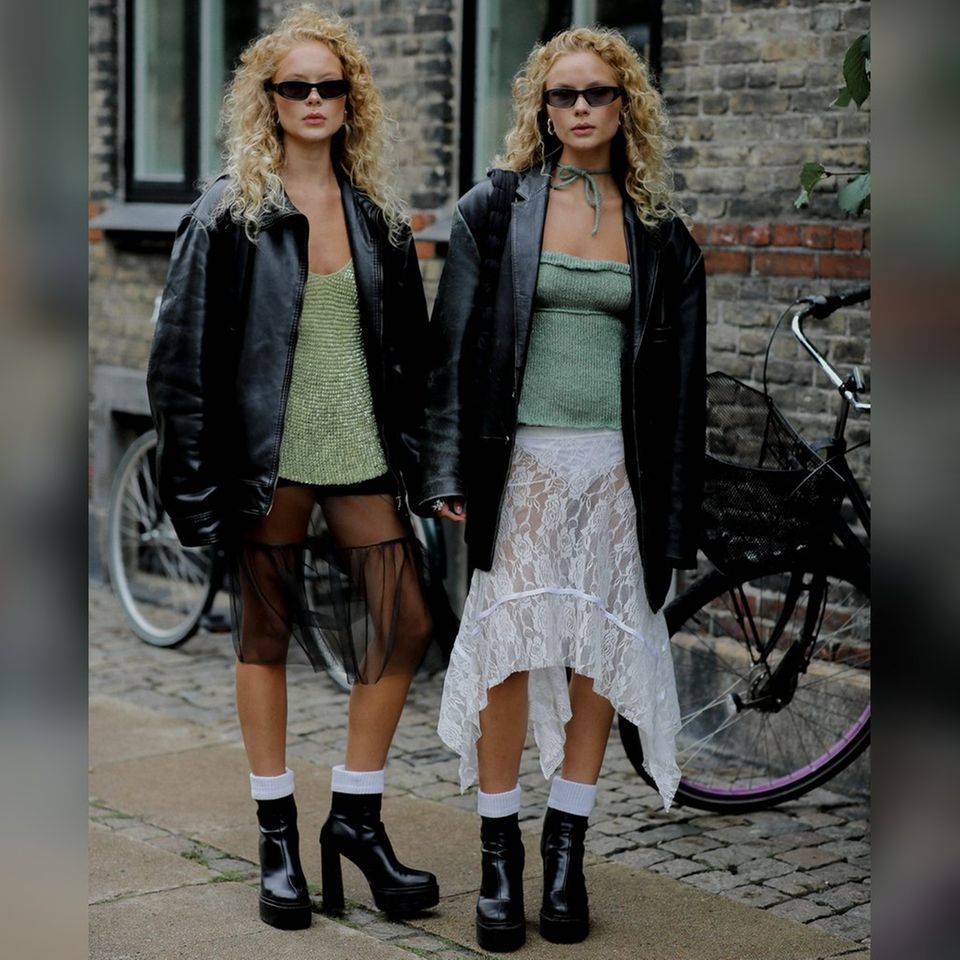 Die Influencer-Zwillinge Idunn und Sofie Vollan bei der Stine Goya Spring-Summer 2024 Show in Kopenhagen in transparenten Röck