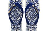 Im Urlaub gehören auch die Flip-Flops zum Look! Deswegen begeistert uns dieses schöne Sandalen-Modell mit blauem Print von Dolce&Gabbana in Kooperation mit Havaianas besonders. Kostenpunkt: 120 Euro. 