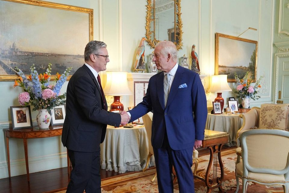 König Charles und Keir Starmer bei dem Treffen im Buckingham Palast.
