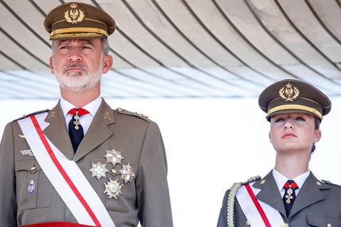König Felipe und Tochter Leonor von Spanien in Militäruniform.