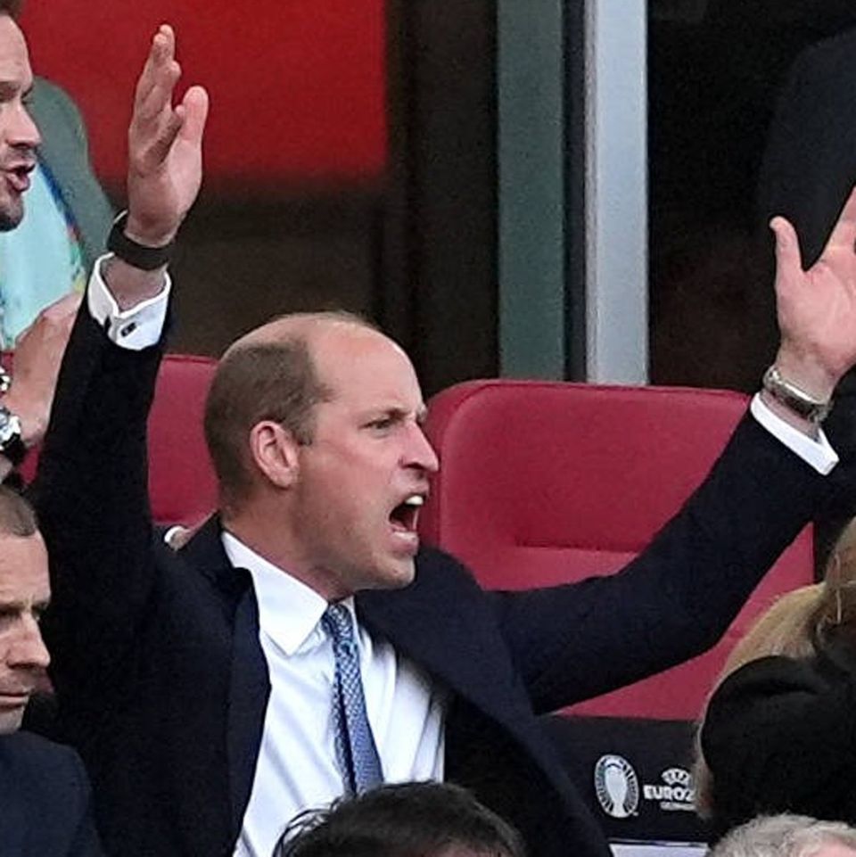 Voller körperlicher Einsatz im Düsseldorfer Stadion: Prinz William litt, bangte und freute sich schließlich mit der englischen