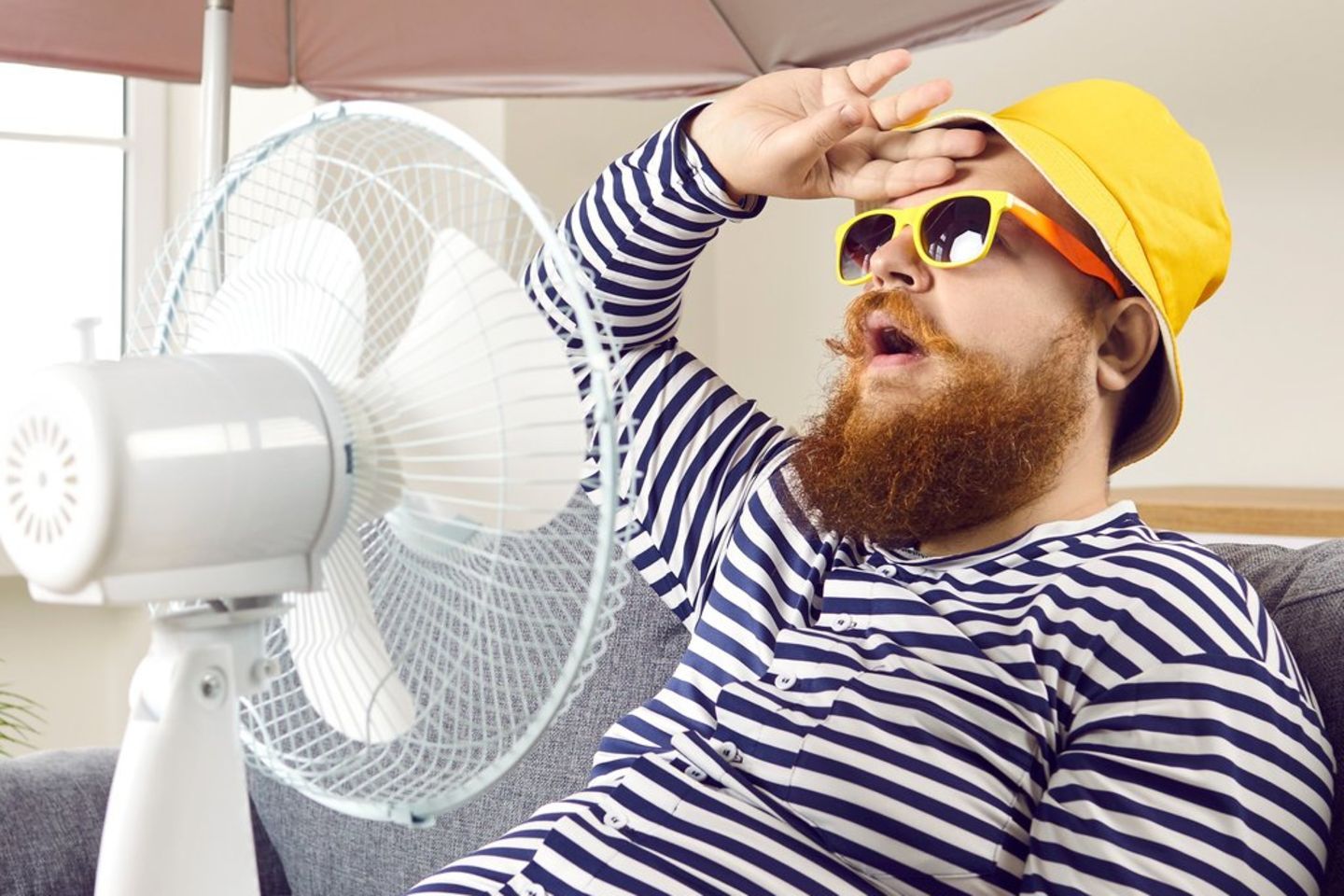 In den eigenen vier Wänden kann man sich im Sommer schon mal eine Klimaanlage wünschen. Aber lohnt sich die wirklich?