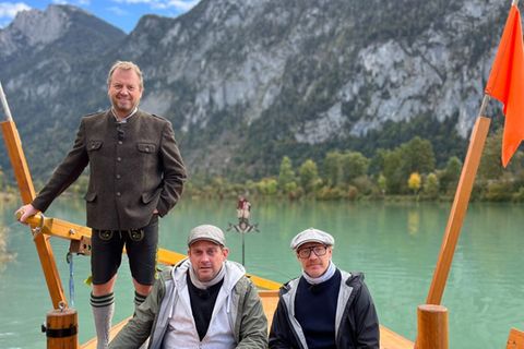 "Bezzel & Schwarz - Die Grenzgänger" (v.l.): Sepp Goldmann, Sebastian Bezzel und Simon Schwarz auf der Innfähre zwischen Kiefe