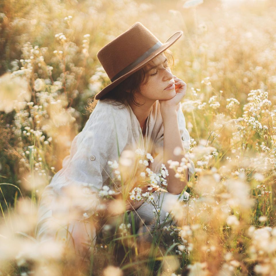 Frau in Blumenwiese