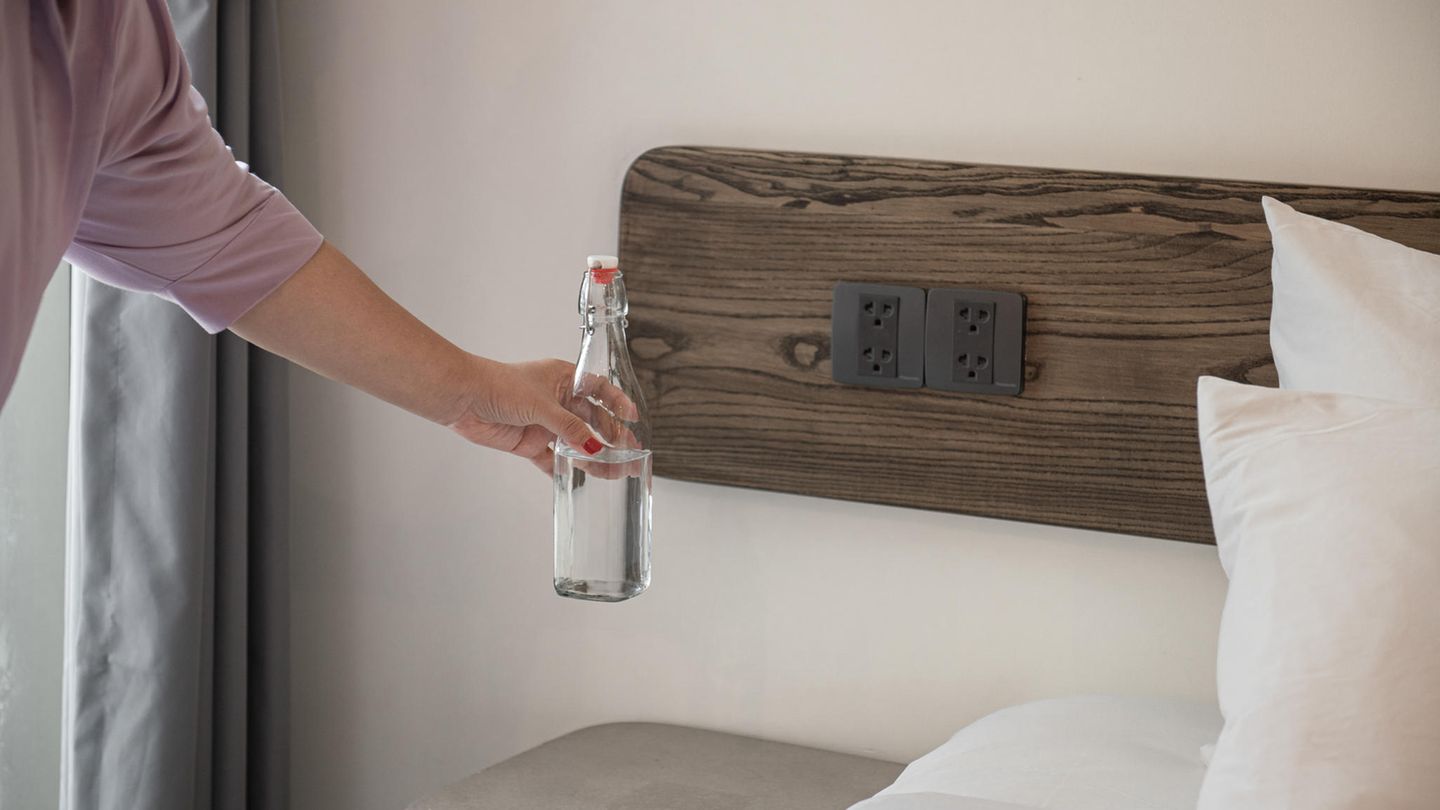 Flugbegleiterin verrät: Darum solltest du immer eine Wasserflasche unter dein Hotelbett rollen