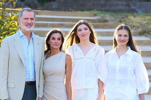 König Felipe, Königin Letizia of Spain, Prinzessin Sofia und Kronprinzessin Leonor posieren auf den Stufen des Hotels Melia Ll