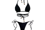 Dieser sexy Bikini von Narah Soleigh kostet ungefähr 140 Euro und zeichnet sich durch ein verspieltes und feminines Design aus. Außerdem hat es sich das Label zur Aufgabe gemacht auf nachhaltige Stoffe und Produktion zu setzen. Gut aussehen und damit auch noch Gutes tun – es kann so einfach sein!
