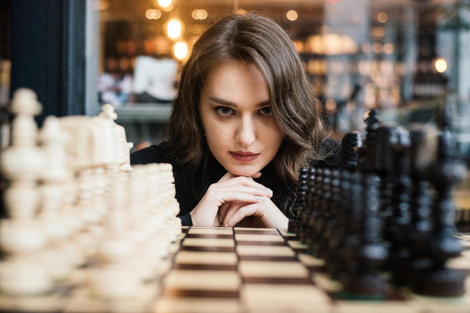 Frau spielt Schach