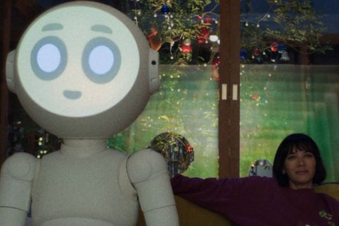Roboter Sunny und seine von Rashida Jones gespielte Besitzerin in "Sunny".