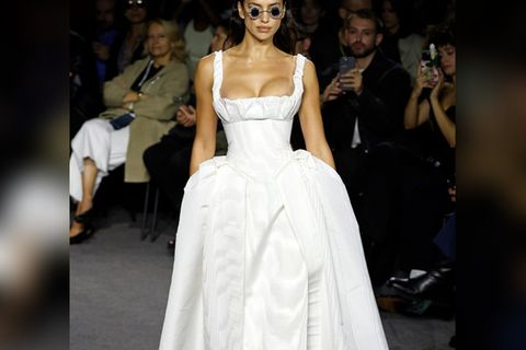 Irina Shayk in einem Milkmaid-Sundress bei der Andreas Kronthaler for Vivienne Westwood Fashion Show für die Frühjahrs- und So