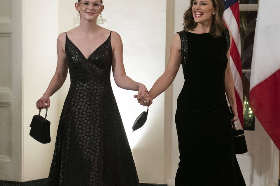 Violet Affleck (l.) mit ihrer Mutter Jennifer Garner im Dezember 2022 im Weißen Haus.
