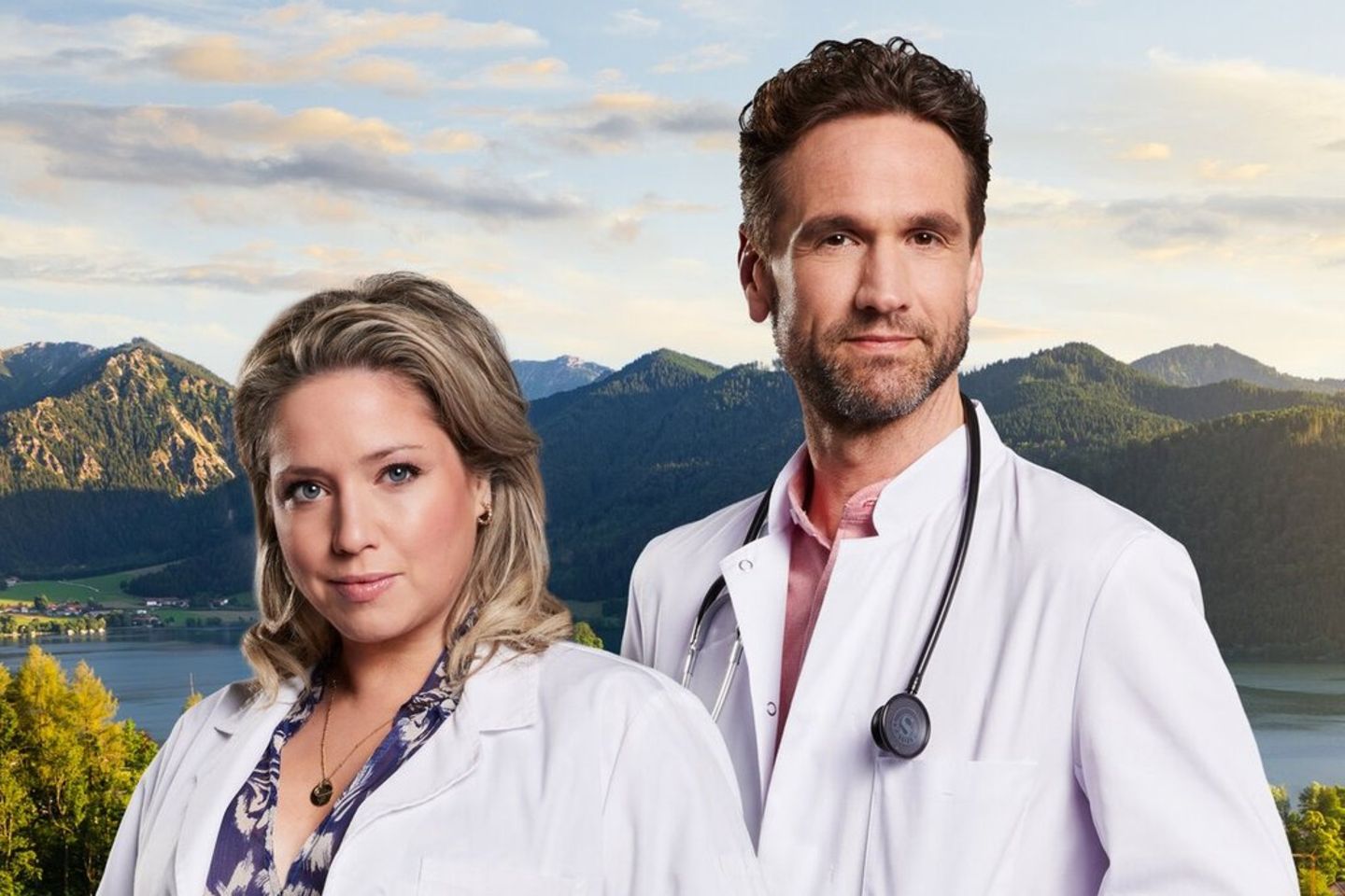 Caroline Frier spielt in der Serie "Die Landarztpraxis" Dr. Sarah König, Oliver Franck spielt Dr. Fabian Kroiß.