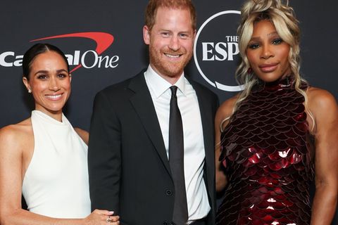 Herzogin Meghan, Prinz Harry und Serena Williams auf dem roten Teppich bei den ESPY Awards.
