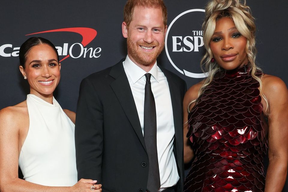 Herzogin Meghan, Prinz Harry und Serena Williams auf dem roten Teppich bei den ESPY Awards.