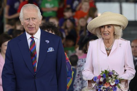 König Charles bei seinem Besuch des walisischen Parlaments zusammen mit Ehefrau, Königin Camilla.