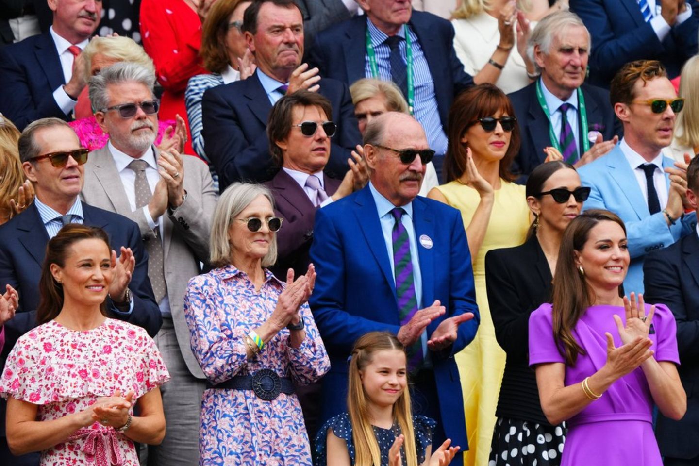 Prinzessin Kate (r.) mit Prinzessin Charlotte und Pippa Middleton (l.) in Wimbledon. Hinter ihnen stehen unter anderem Benedic
