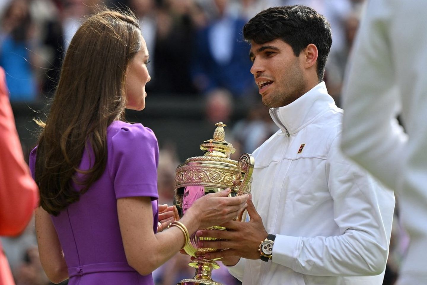 Prinzessin Kate überreicht die Wimbledon-Trophäe an Carlos Alcaraz.