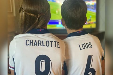 Prinzessin Charlotte und Prinz Louis sahen das EM-Finale in eigenen Trikots vor dem TV.