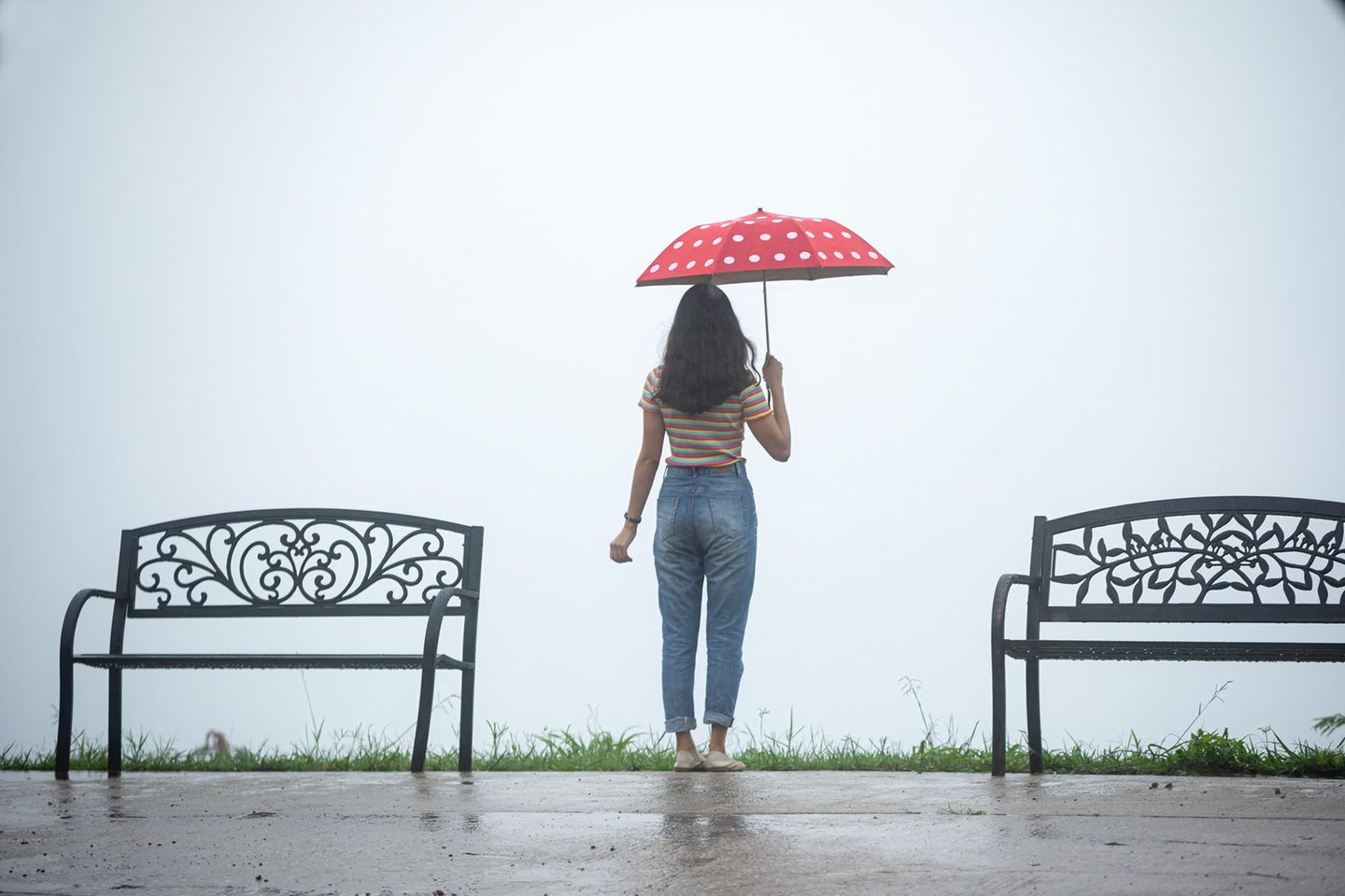 Psychologie: Eine Frau mit Schirm