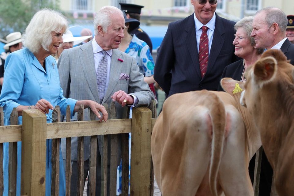 Königin Camilla und König Charles III. begrüßen auf Jersey die neuen Bewohner der "Home Farm" des Highgrove Estate.