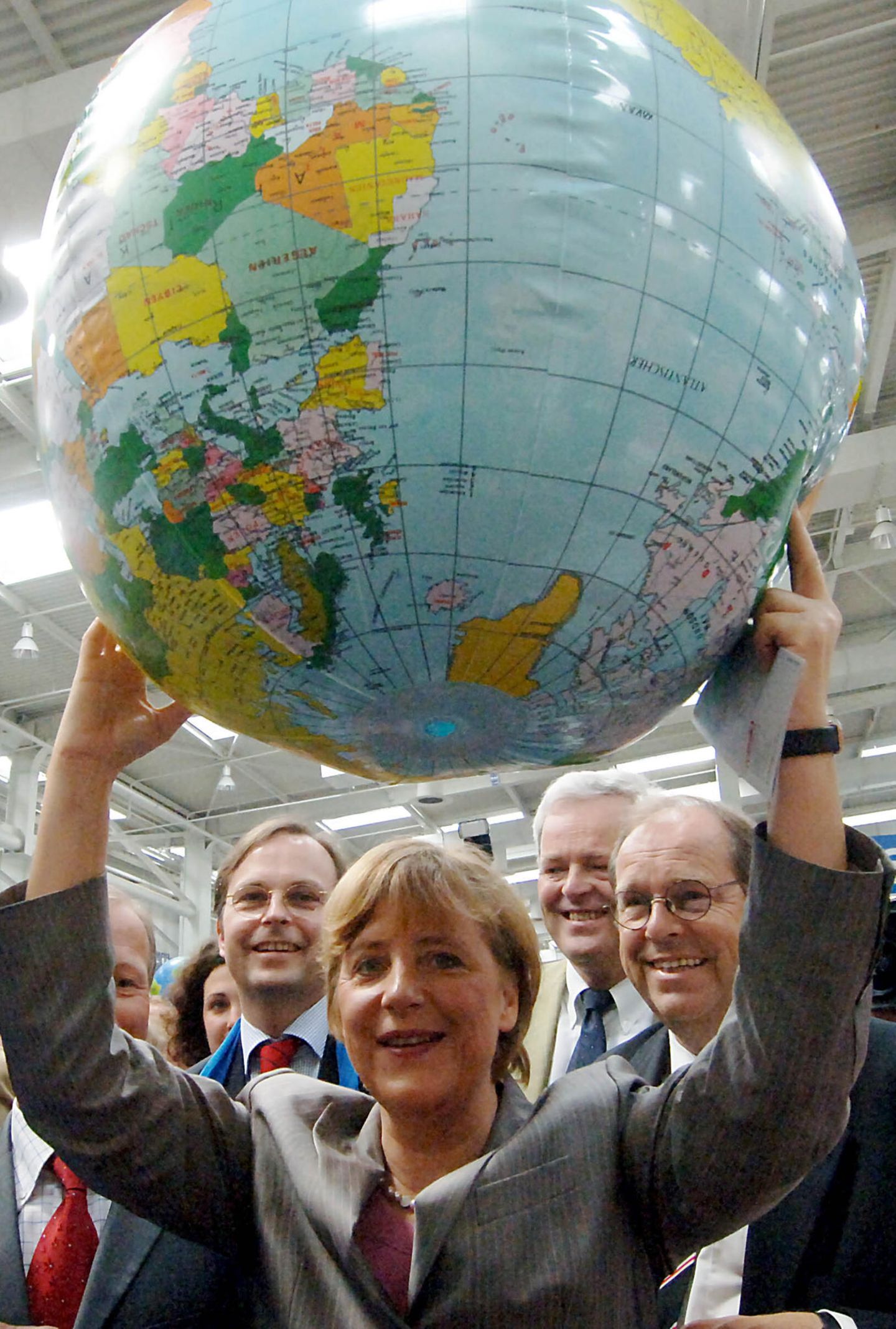 Angela Merkel: mit Weltkugel