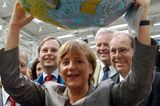 Angela Merkel: mit Weltkugel