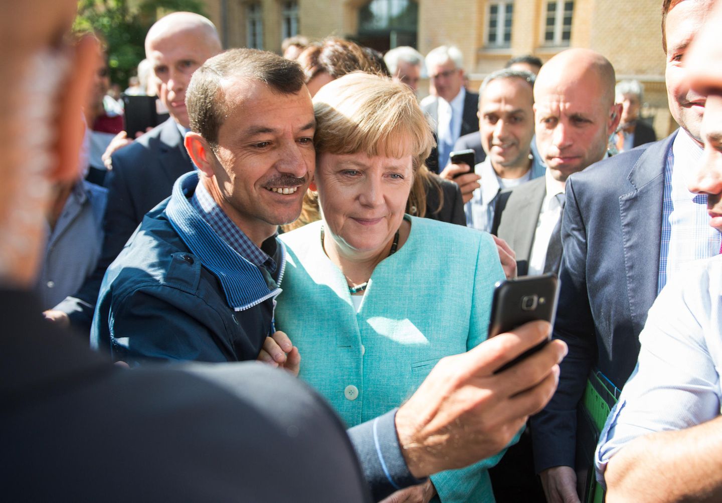 Angela Merkel: Selfie mit Flüchtling