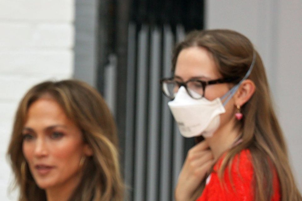 Jennifer Lopez und Violet Affleck, die wegen einer post-viralen Krankheit Maske trägt, spazierten gemeinsam durch Southhampton