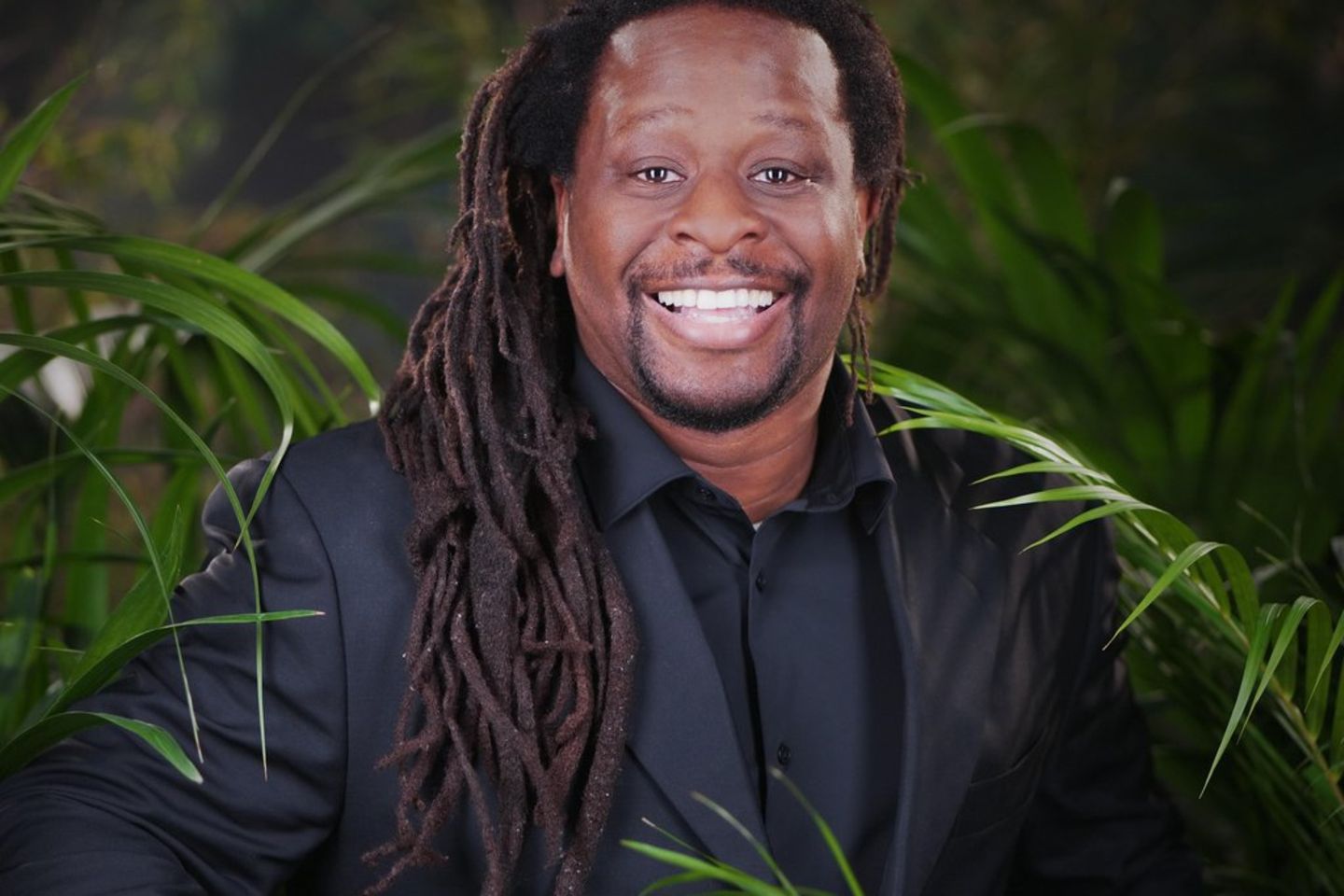 Mola Adebisi hat bei "Ich bin ein Star - Showdown der Dschungel-Legenden" nur die Waage im Sinn.