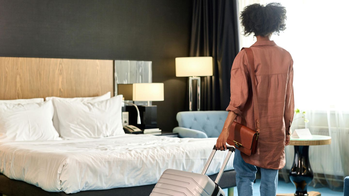 Laut-Flugbegleiter-5-Dinge-die-du-sofort-machen-solltest-wenn-du-ein-Hotelzimmer-betrittst