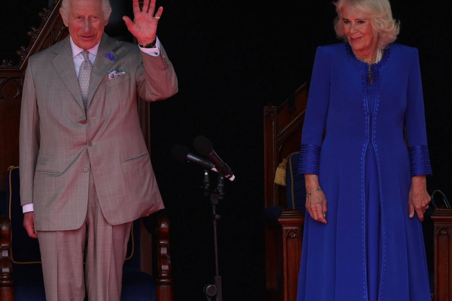 Während König Charles den wartenden Menschen zuwinkt, zieht Camilla mit ihrem Fußverband die Blicke auf der Insel Guernsey auf