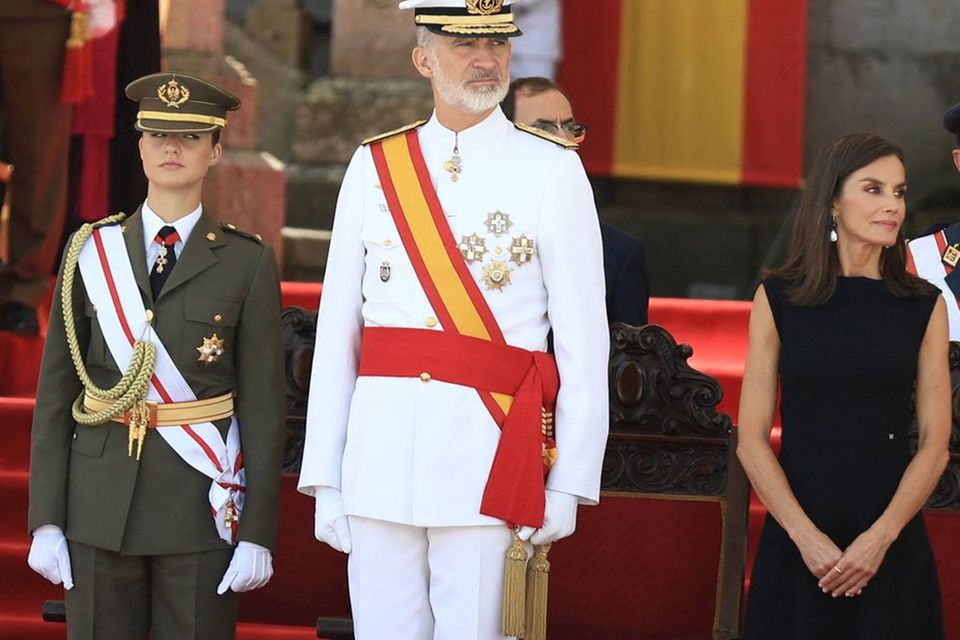 Prinzessin Leonor (l.) mit Papa, König Felipe, und Mama, Königin Letizia, bei ihrem künftigen Marinestützpunkt.