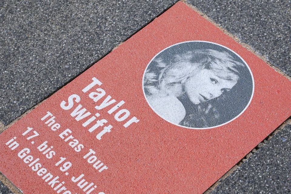 Diese Bodenplatte mit dem Konterfei Taylor Swifts und den Daten ihrer Konzerte in Gelsenkirchen lässt sich temporär auf dem "W