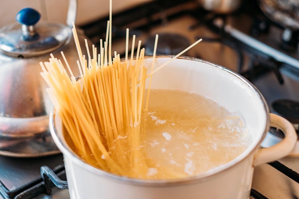 Spaghetti in Kochtopf mit Wasser